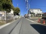 前面道路は歩道も整備され、小さなお子様にも安心です。
