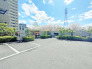 前面の住まいとの距離感があるから、圧迫感を感じません。
