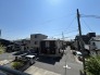 車通りの少ない閑静な住宅地、のびのびした子育てに適します。
