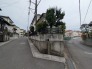 角地につき、開放感に恵まれる住居がここに。
