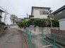 幅員の狭い道ですが、車通りの少ない住宅街に立地してます。

