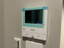 お子様のお留守番にも安心、訪問者を確認できるＴＶモニター・インターホン付き。
