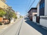 前面道路は歩道も整備され、小さなお子様にも安心です。
