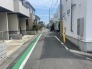 住民の方が主に利用する交通量少なめの道路に面してます。
