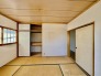 大きな窓から明るい日差しが差し込みます
