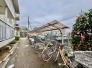 マンション敷地内の屋根付き駐輪スペース