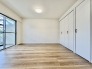 大きな窓から明るい日差しが差し込みます

