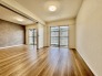 大きな窓から明るい日差しが差し込みます
