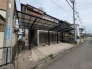 幅員の狭い道ですが、車通りの少ない住宅街に立地してます。
