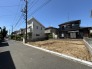 車通りの少ない閑静な住宅地、のびのびした子育てに適します。
