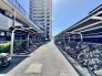 マンション敷地内の屋根付き駐輪場