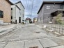 駐車場は停めやすい広さで４台可、家庭菜園も楽しめる。敷地のびのび約９９坪。
