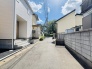 住民の方が主に利用する交通量少なめの道路に面してます。
