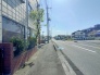 前面道路は歩道も整備され、小さなお子様にも安心です。
