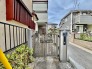 アプローチからの玄関がおしゃれな住宅。出発も帰宅も楽しみになるかも。
