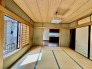 大きな窓から明るい日差しが差し込みます
