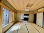 大きな窓から明るい日差しが差し込みます
