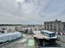 前面の住まいとの距離感があるから、圧迫感を感じません。
