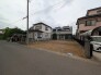 幅員4.6ｍの道ですが、車通りの少ない住宅街に立地してます。

