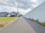 駐車が苦手な方にも嬉しい、前面６ｍ道路に面した住まい。
