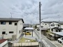 あたり一帯に住宅が広がる立地、低層住居専用地域ならでは。
