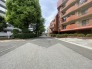 周りにはコンビニ、歯医者、中学校、飲食店、大型商業施設等、様々な者が備わっています。