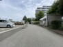 前面道路は歩道も整備され、小さなお子様にも安心です。
