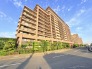 タイル張りの荘厳な外観は、マンションならでは。

