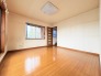 大きめのベッドを置いても、まだゆとりが持てる大きさ。８帖の主寝室。
