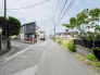 前面道路は歩道も整備され、小さなお子様にも安心です。
