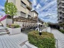 マンション敷地内の屋根付き駐輪スペース