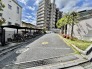 マンション敷地内の屋根付き駐輪スペース