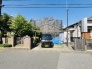 幹線道路から１本入った現地は、想像以上に静かに感じられます。
