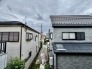 前面の住まいとの距離感があるから、圧迫感を感じません。
