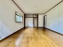 大きな窓から明るい日差しが差し込みます
