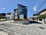 車通りの少ない閑静な住宅地、のびのびした子育てに適します。
