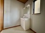 三面鏡を採用した洗面化粧台。鏡の裏にも収納スペースがあります。
