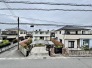 幹線道路から１本入った現地は、想像以上に静かに感じられます。

