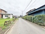 住民の方が主に利用する交通量少なめの道路に面してます。
