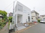 幅員の狭い道ですが、車通りの少ない住宅街に立地してます。
