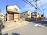 幅員の狭い道ですが、車通りの少ない住宅街に立地してます。
