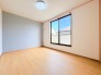 ベースカラーと異なった配色の壁紙を使用。ちょっとお部屋の雰囲気が変わります。
