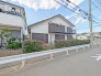 車通りの少ない閑静な住宅地、のびのびした子育てに適します。
