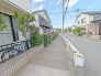 前面道路は歩道も整備され、小さなお子様にも安心です。
