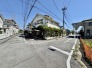 車通りの少ない閑静な住宅地、のびのびした子育てに適します。
