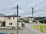 主に二階建てが中心の住宅街。近隣の屋根を高さを見ても、こちらの家と同じくらい。
