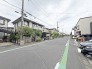 住民の方が主に利用する交通量少なめの道路に面してます。
