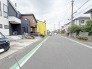 駐車が苦手な方にも嬉しい、前面ゆとり道路に面した住まい。

