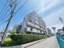 タイル張りの外観が迎える永住邸。
