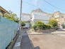 幅員の狭い道ですが、車通りの少ない住宅街に立地してます。

